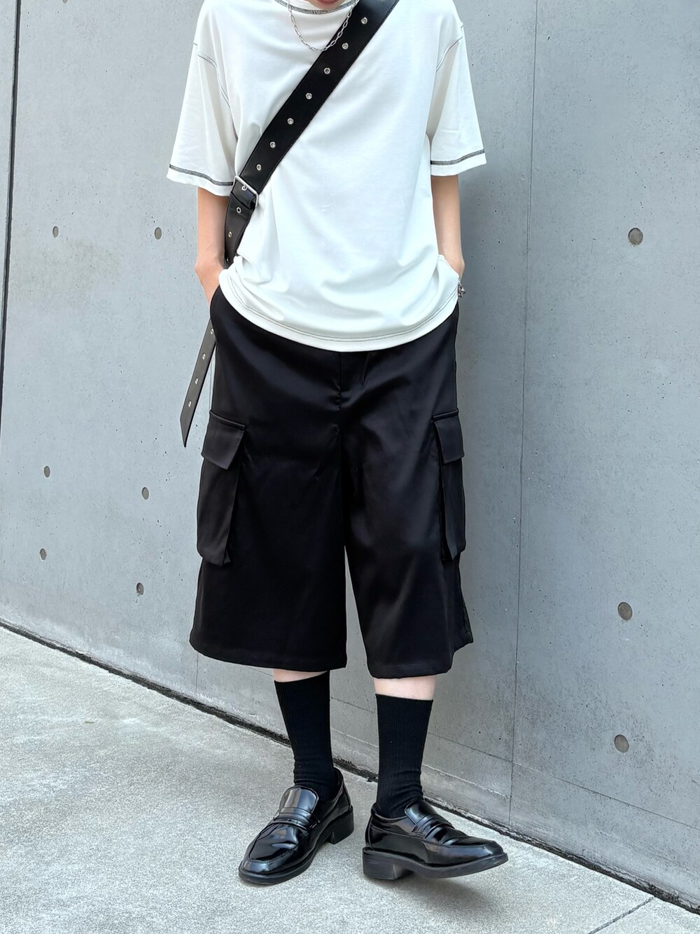 ブラック系のその他パンツ、ホワイト系のTシャツ/カットソー、シルバー系のネックレスを着用したメンズの夏コーディネートの2枚目の写真