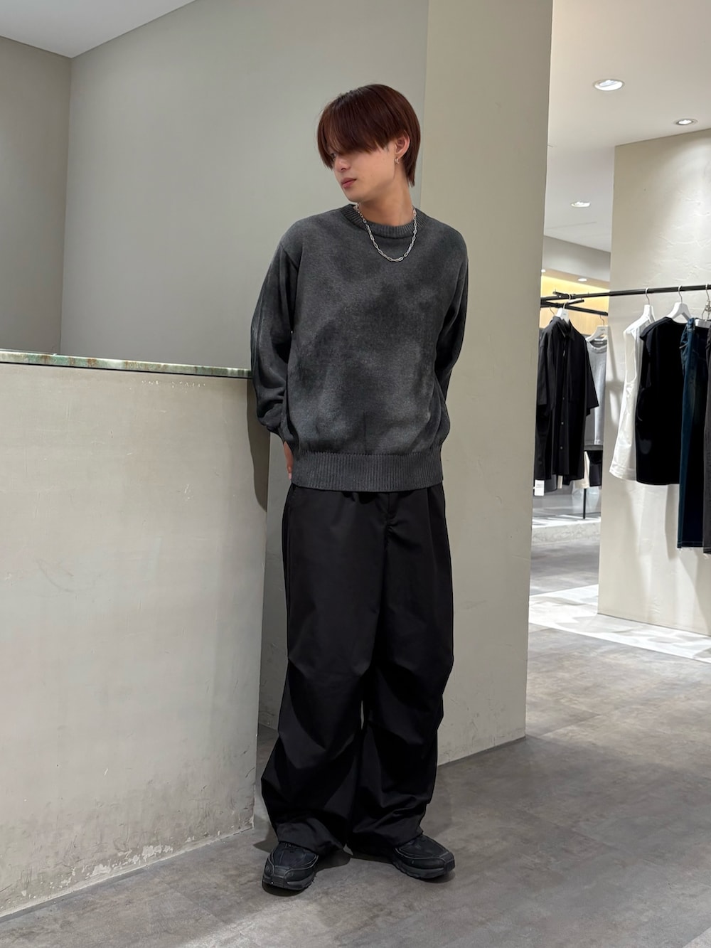 グレー系のニット/セーター、ブラック系のその他パンツ、シルバー系のネックレスを着用したメンズの秋コーディネートの3枚目の写真