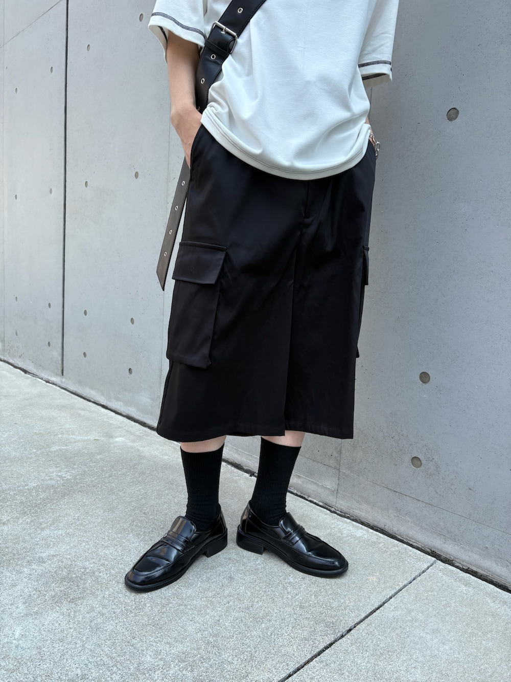 ブラック系のその他パンツ、ホワイト系のTシャツ/カットソー、シルバー系のネックレスを着用したメンズの夏コーディネートの5枚目の写真