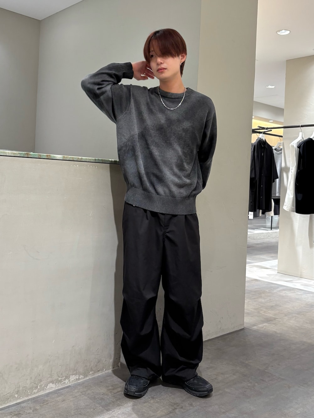 グレー系のニット/セーター、ブラック系のその他パンツ、シルバー系のネックレスを着用したメンズの秋コーディネートの2枚目の写真