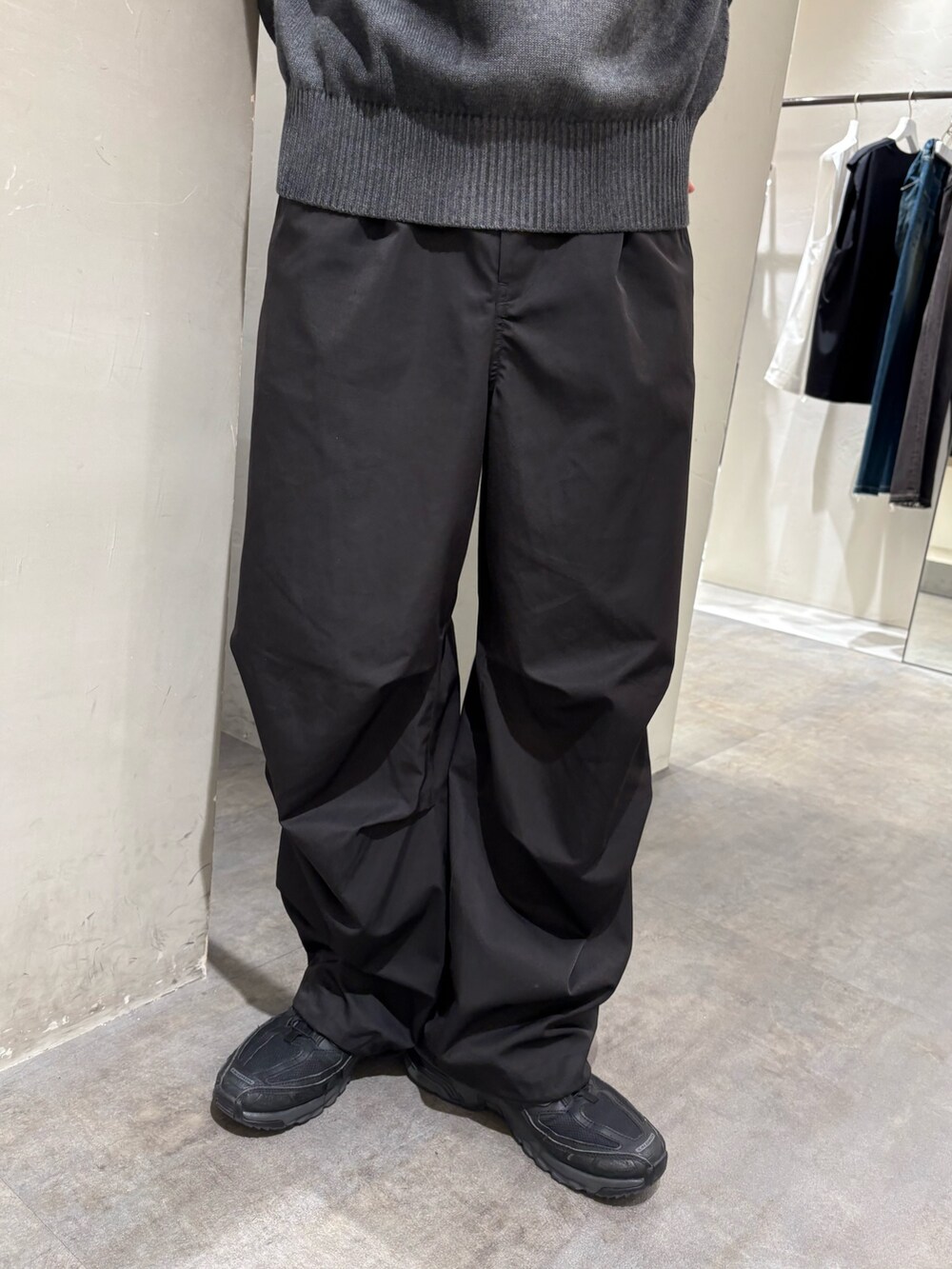 グレー系のニット/セーター、ブラック系のその他パンツ、シルバー系のネックレスを着用したメンズの秋コーディネートの7枚目の写真