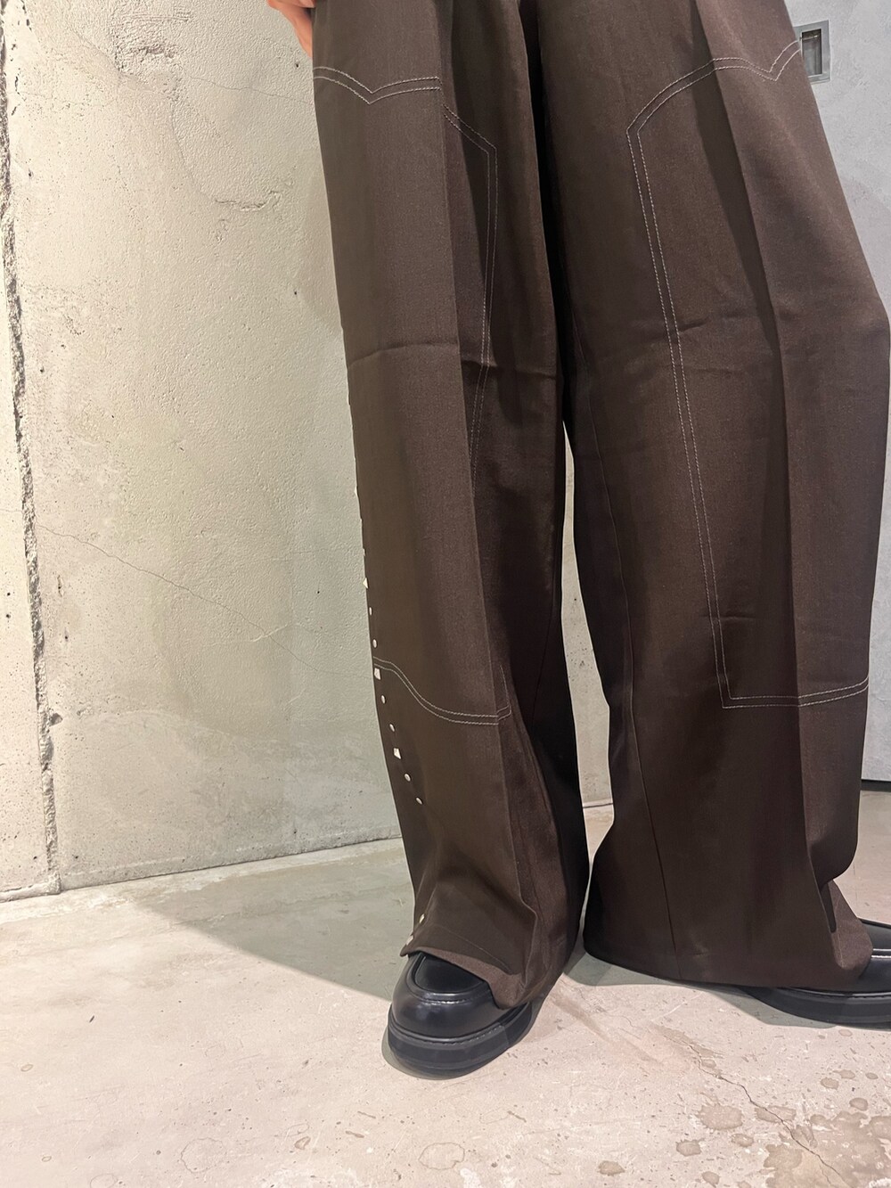 ブラウン系のその他パンツ、ブラック系のカーディガン/ボレロ、ホワイト系のTシャツ/カットソーを着用したメンズの夏コーディネートの4枚目の写真