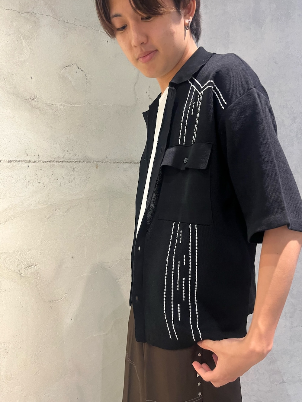 ブラウン系のその他パンツ、ブラック系のカーディガン/ボレロ、ホワイト系のTシャツ/カットソーを着用したメンズの夏コーディネートの2枚目の写真