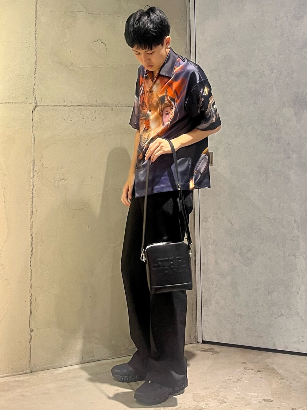 ブラック系のシャツ/ブラウス、ブラック系のその他パンツ、ブラック系のショルダーバッグを着用したメンズの夏コーディネートの3枚目の写真