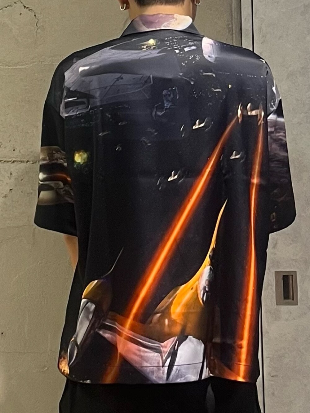 ブラック系のシャツ/ブラウス、ブラック系のその他パンツ、ブラック系のショルダーバッグを着用したメンズの夏コーディネートの2枚目の写真