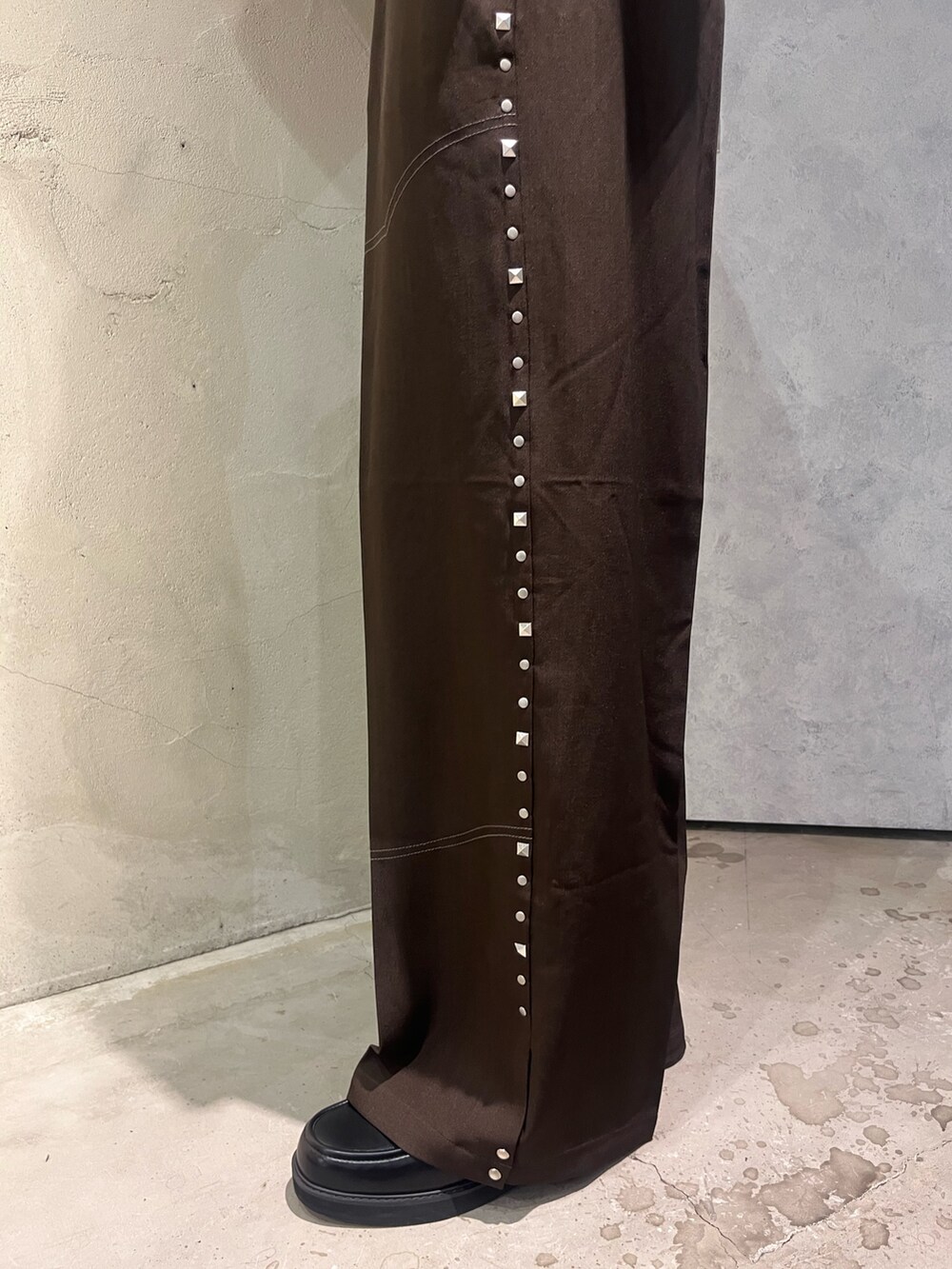 ブラウン系のその他パンツ、ブラック系のカーディガン/ボレロ、ホワイト系のTシャツ/カットソーを着用したメンズの夏コーディネートの3枚目の写真