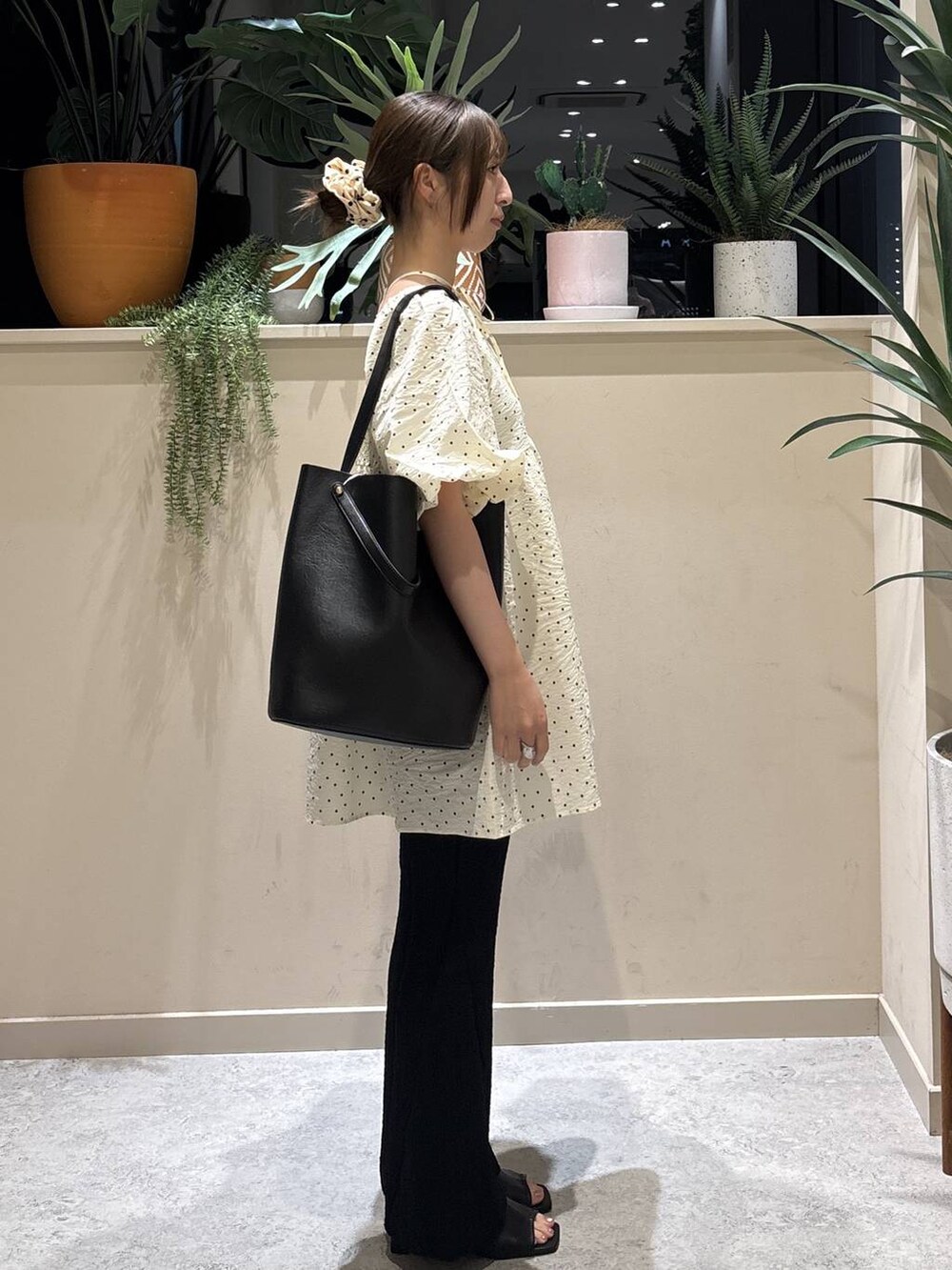 ブラック系のその他パンツ、ブラック系のトートバッグ、その他のシャツ/ブラウスを着用したレディースの夏コーディネートの4枚目の写真