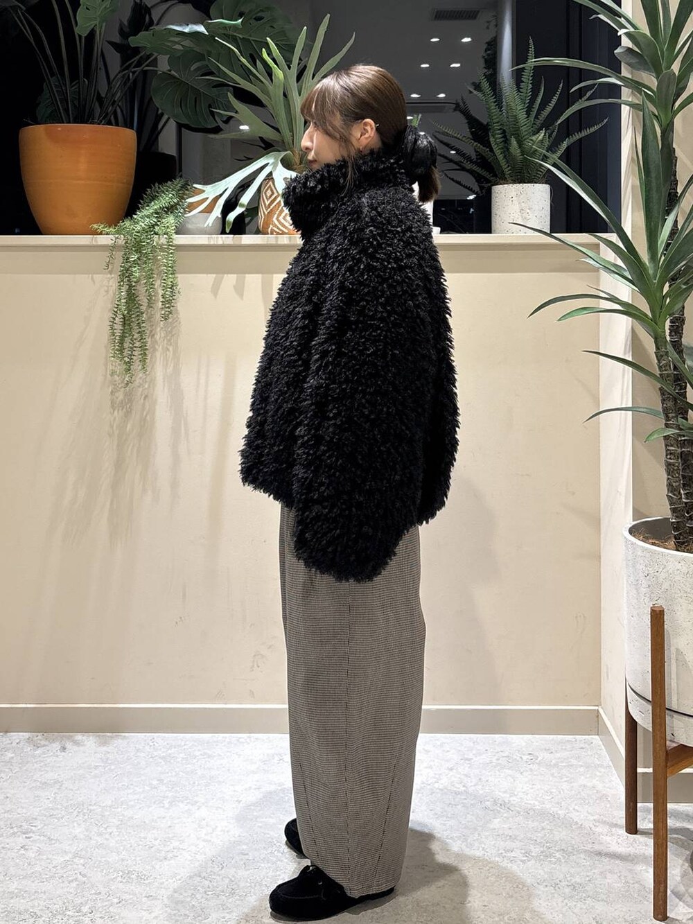 その他のその他パンツ、ブラック系のモカシン/デッキシューズ、ブラック系のハンドバッグを着用したレディースの冬コーディネートの2枚目の写真