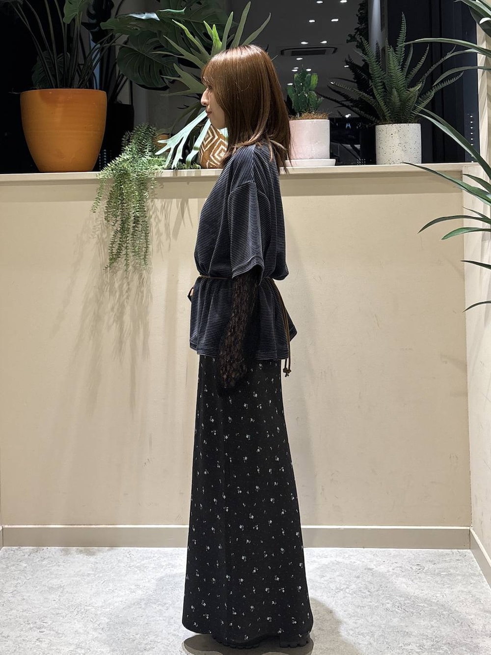 ブラック系のブーツ、イエロー系のボディバッグ/ウエストポーチ、グリーン系のTシャツ/カットソーを着用したレディースの秋コーディネートの2枚目の写真