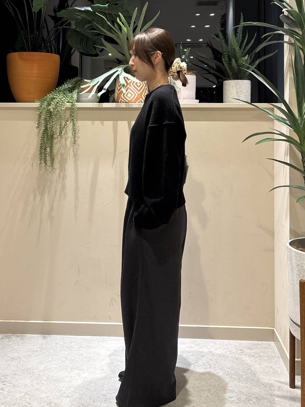 ブラック系のブーツ、ブラック系のTシャツ/カットソー、ブラウン系のショルダーバッグを着用したレディースの冬コーディネートの2枚目の写真