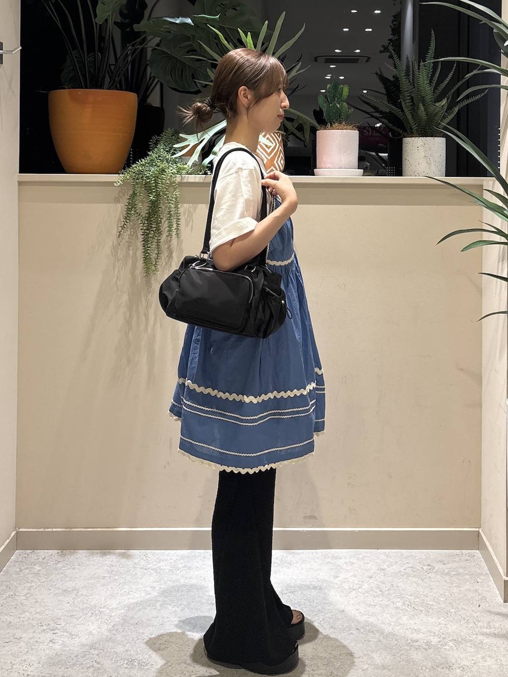 ブラック系のサンダル、ブラック系のその他パンツ、ブルー系のワンピースを着用したレディースの夏コーディネートの4枚目の写真