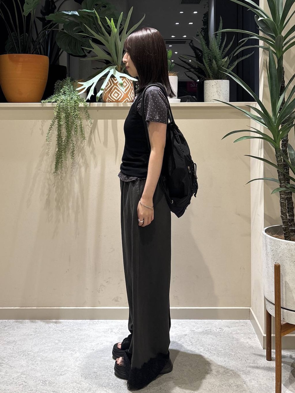 ブラック系のタンクトップ、グレー系のTシャツ/カットソー、グレー系のスウェットパンツを着用したレディースの夏コーディネートの2枚目の写真