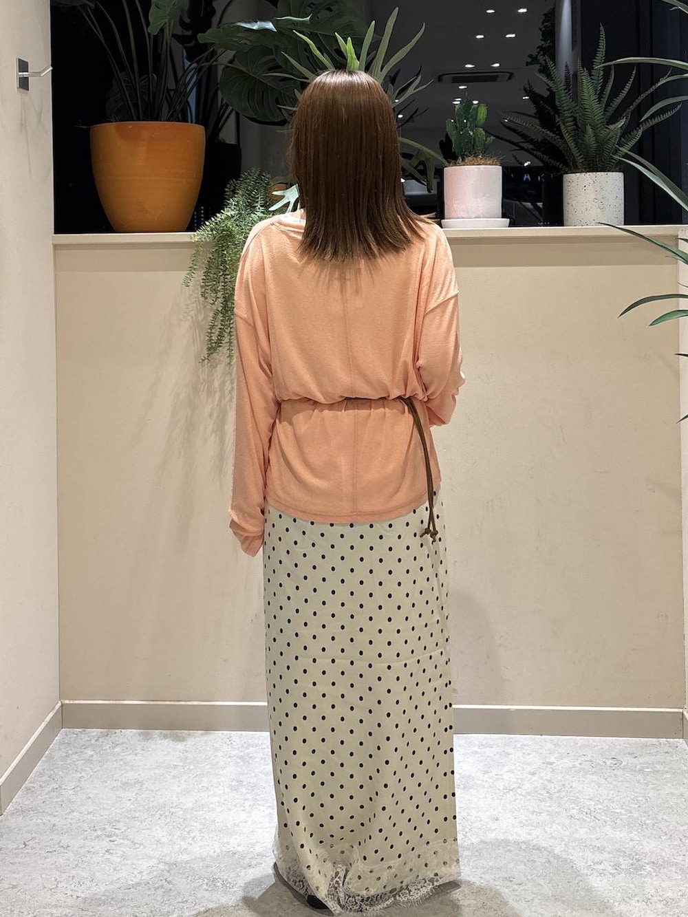 イエロー系のボディバッグ/ウエストポーチ、ホワイト系のTシャツ/カットソー、ピンク系のTシャツ/カットソーを着用したレディースの秋コーディネートの3枚目の写真