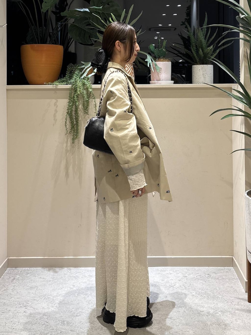 ブラック系のショルダーバッグ、ブラック系のローファー、ホワイト系のワンピースを着用したレディースの春コーディネートの4枚目の写真