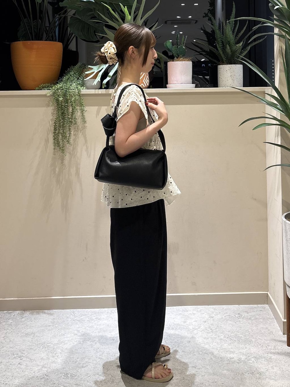 ブラック系のその他パンツ、ホワイト系のサンダル、ブラック系のショルダーバッグを着用したレディースの夏コーディネートの4枚目の写真