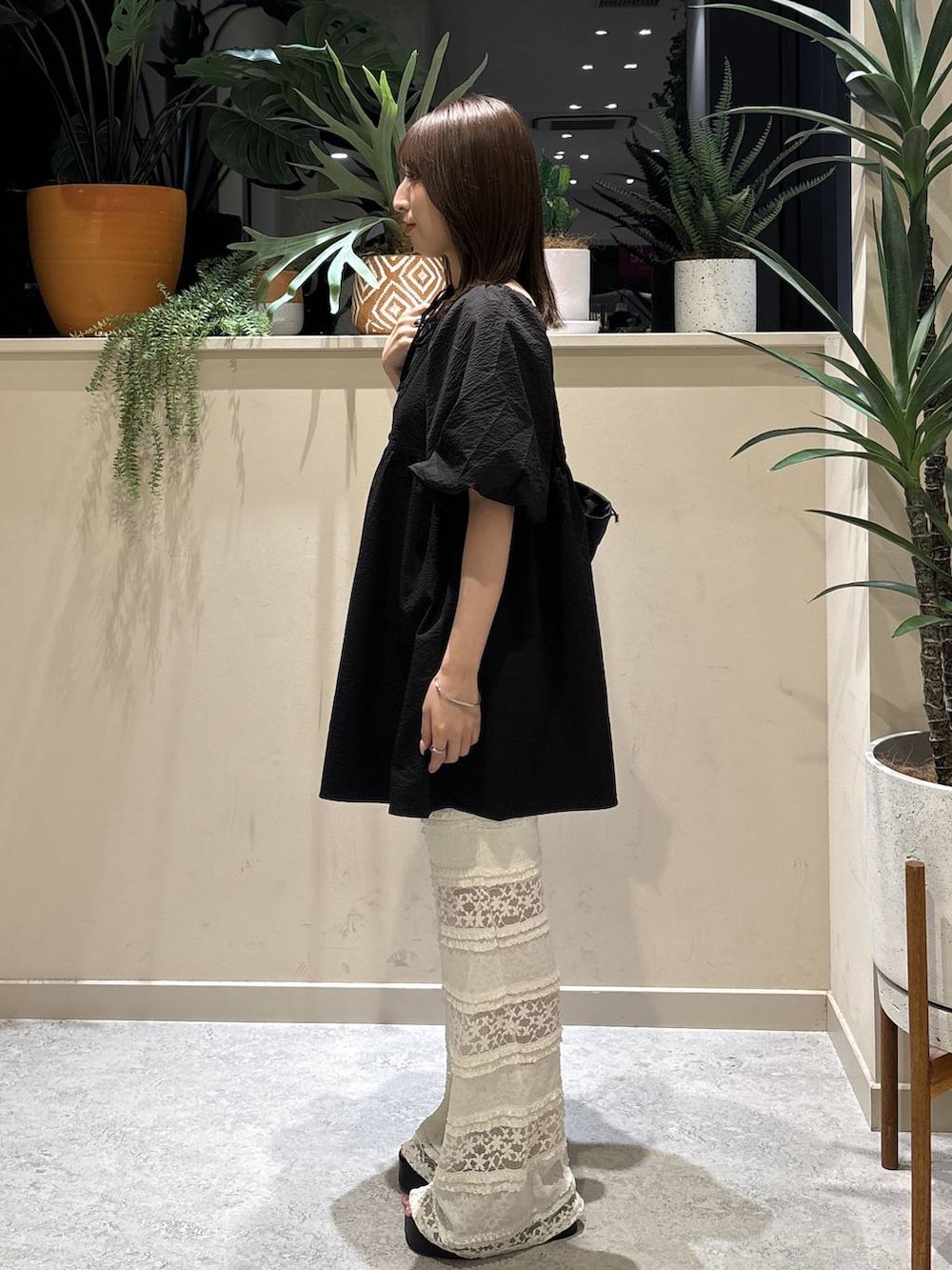 ブラック系のサンダル、ホワイト系のその他パンツ、ブラック系のシャツ/ブラウスを着用したレディースの夏コーディネートの2枚目の写真