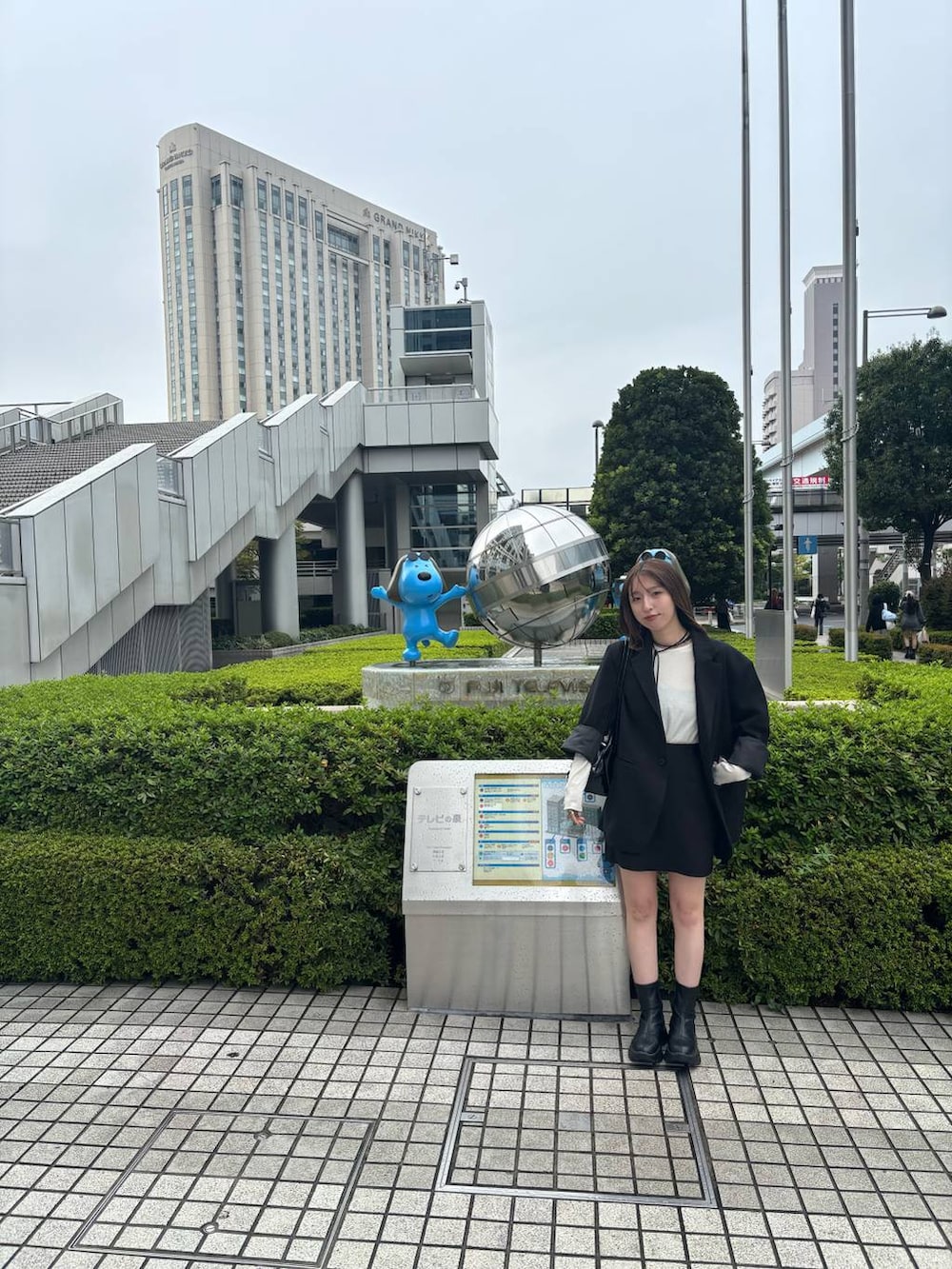 ブラック系のブーツ、ブラック系のテーラードジャケットを着用したレディースの秋コーディネートの2枚目の写真