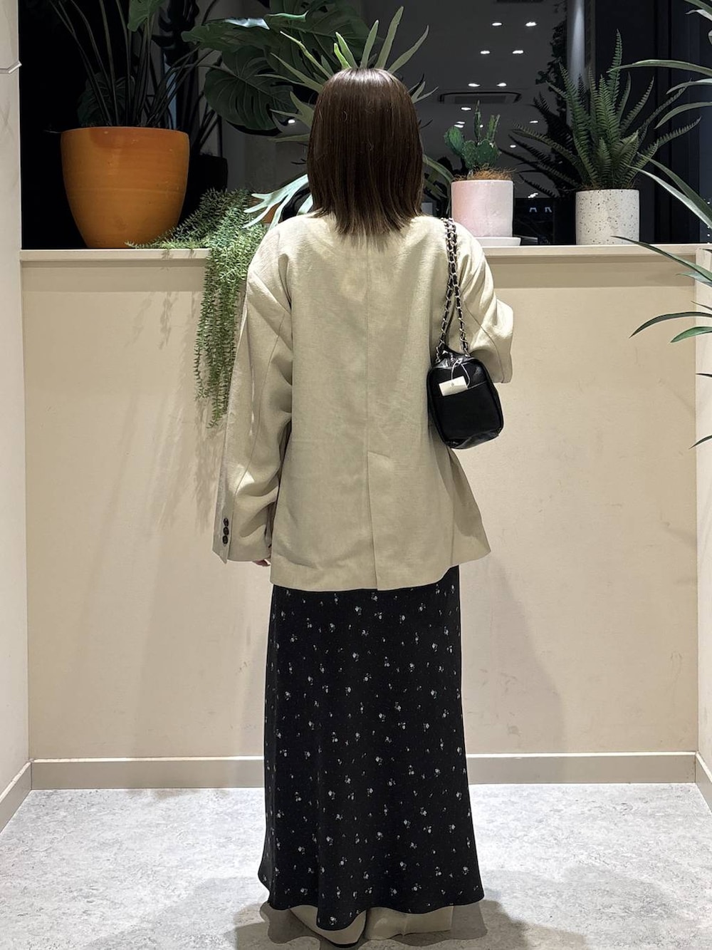 ブラック系のスカート、ベージュ系のその他アウター、ベージュ系のその他パンツを着用したレディースの春コーディネートの3枚目の写真