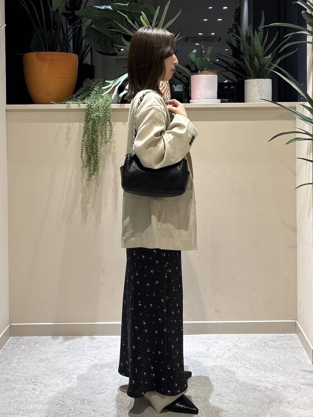 ブラック系のスカート、ベージュ系のその他アウター、ベージュ系のその他パンツを着用したレディースの春コーディネートの4枚目の写真