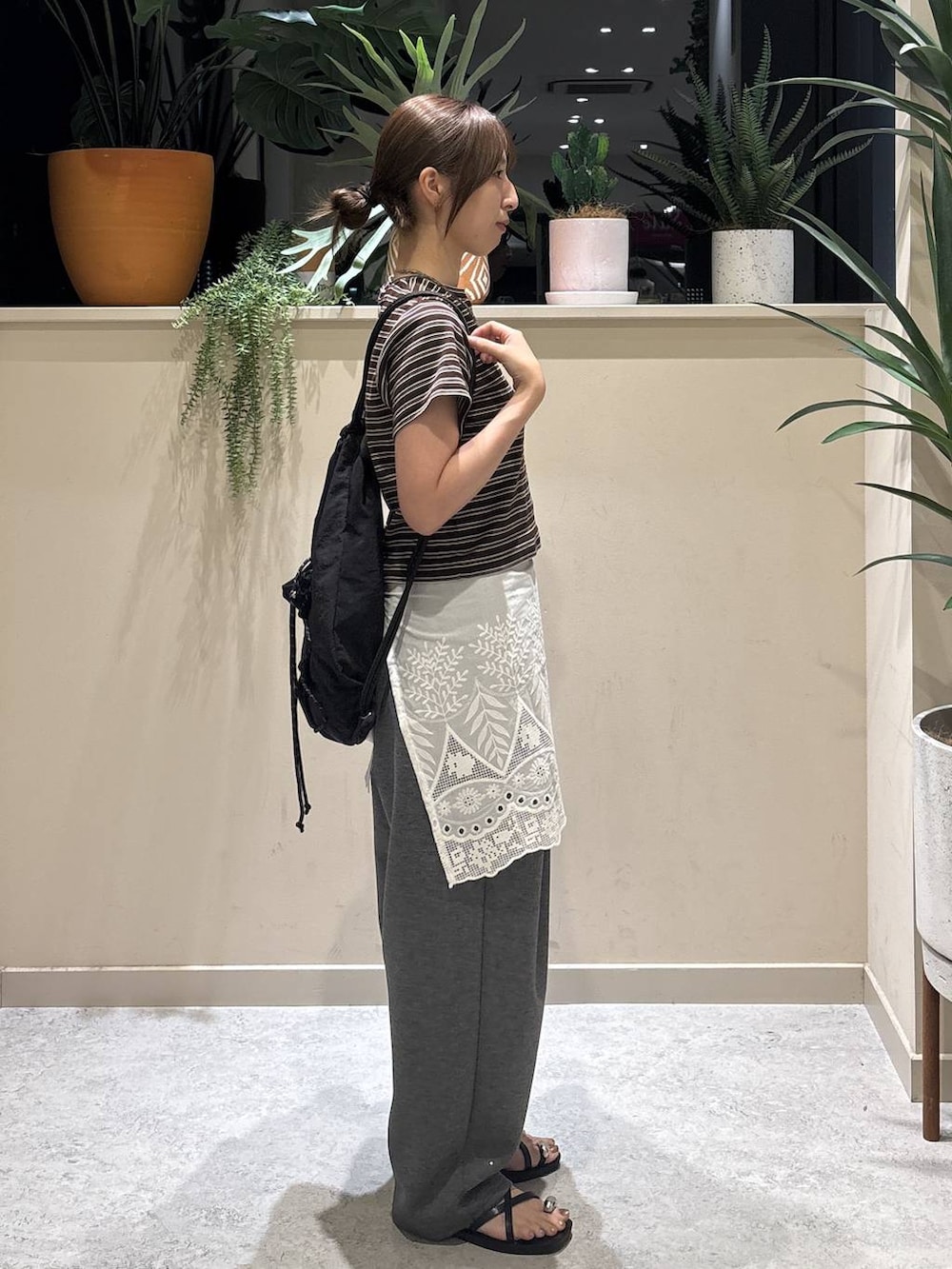 グレー系のスウェットパンツ、ブラウン系のTシャツ/カットソー、ブラック系のサンダルを着用したレディースの夏コーディネートの4枚目の写真