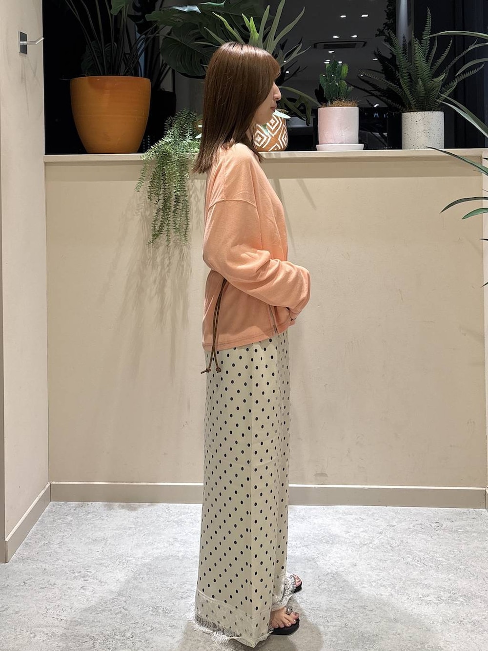イエロー系のボディバッグ/ウエストポーチ、ホワイト系のTシャツ/カットソー、ピンク系のTシャツ/カットソーを着用したレディースの秋コーディネートの4枚目の写真
