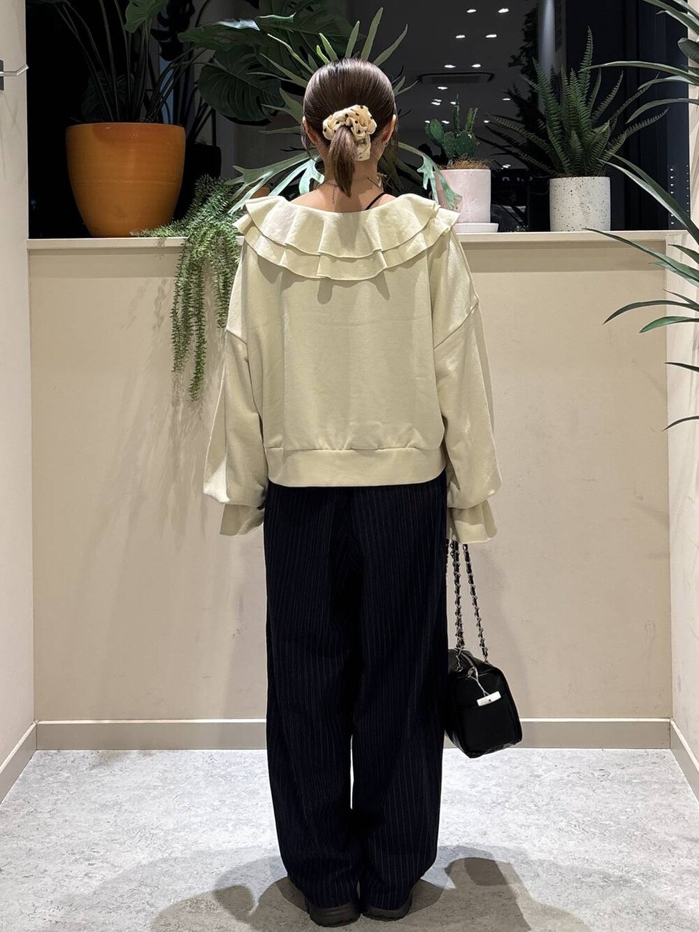 ブラック系のブーツ、ブルー系のその他パンツ、ブラック系のショルダーバッグを着用したレディースの冬コーディネートの3枚目の写真