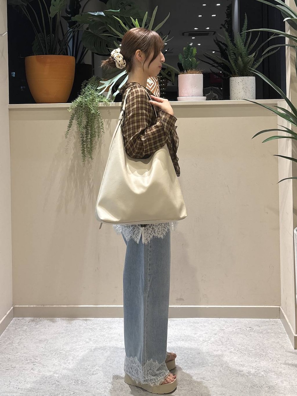 ブラウン系のシャツ/ブラウス、ブラウン系のキャミソール、ホワイト系のショルダーバッグを着用したレディースの夏コーディネートの4枚目の写真