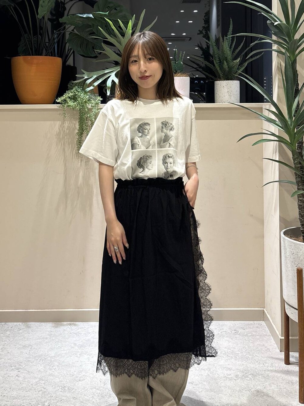 ベージュ系のデニムパンツ、ブラック系のサンダル、ホワイト系のTシャツ/カットソーを着用したレディースの夏コーディネートの4枚目の写真