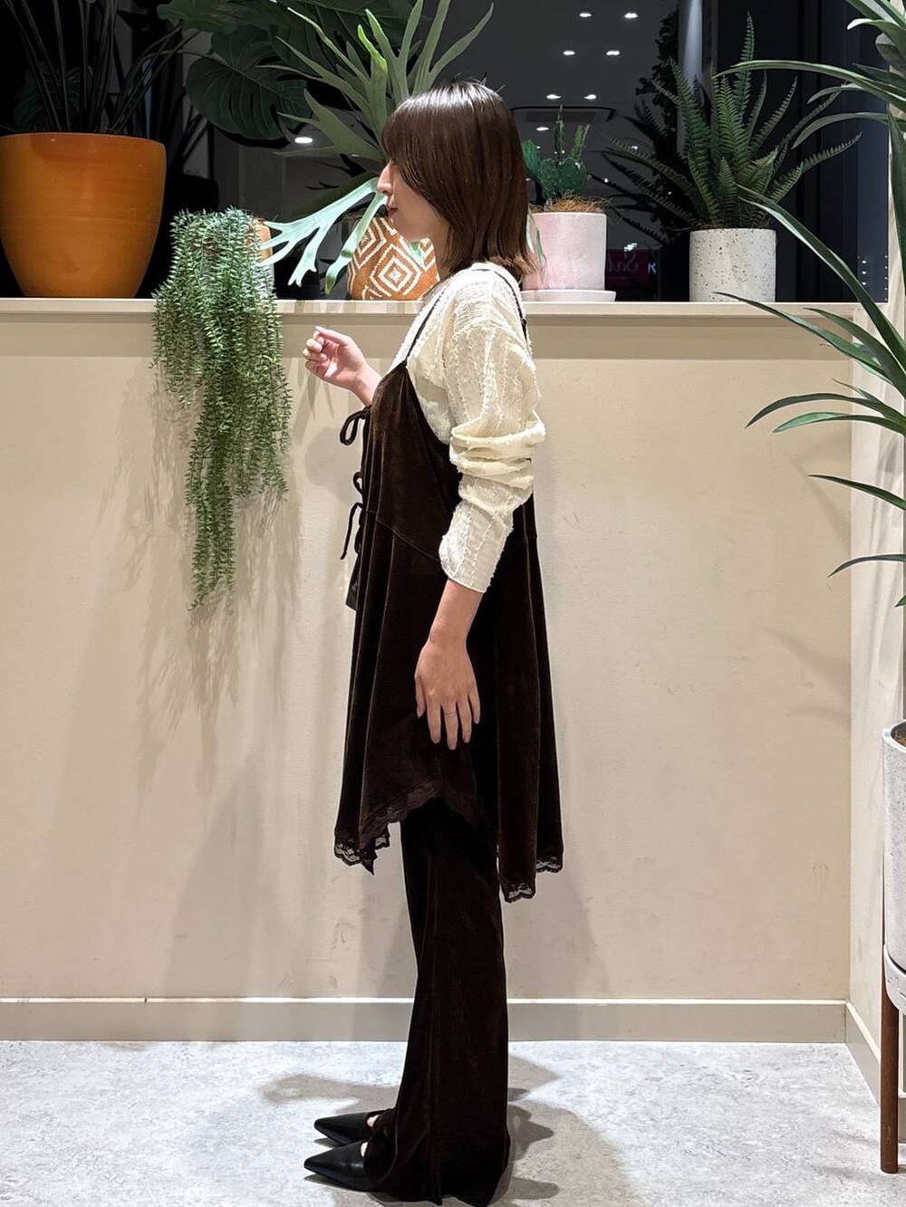 ベージュ系のTシャツ/カットソー、ブラック系のボストンバッグ、ブラウン系のその他パンツを着用したレディースの秋コーディネートの2枚目の写真