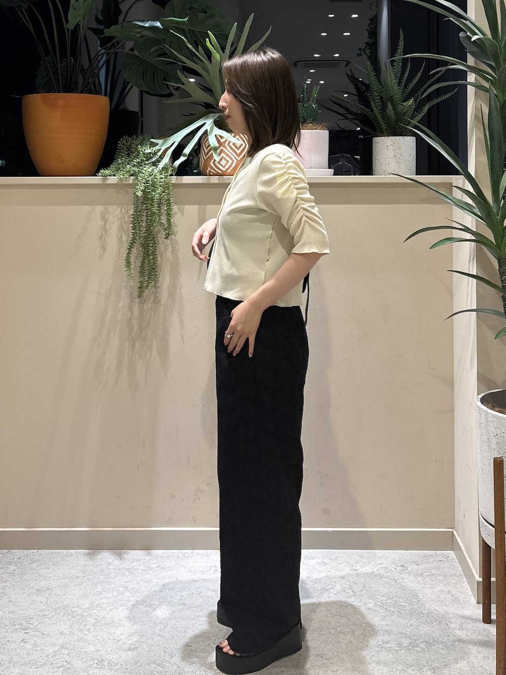 ブラック系のサンダル、ブラック系のその他パンツ、ブラック系のショルダーバッグを着用したレディースの春コーディネートの2枚目の写真