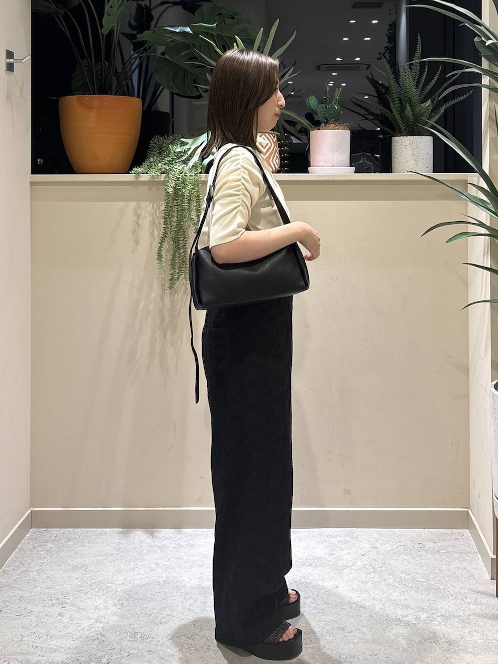 ブラック系のサンダル、ブラック系のその他パンツ、ブラック系のショルダーバッグを着用したレディースの春コーディネートの3枚目の写真