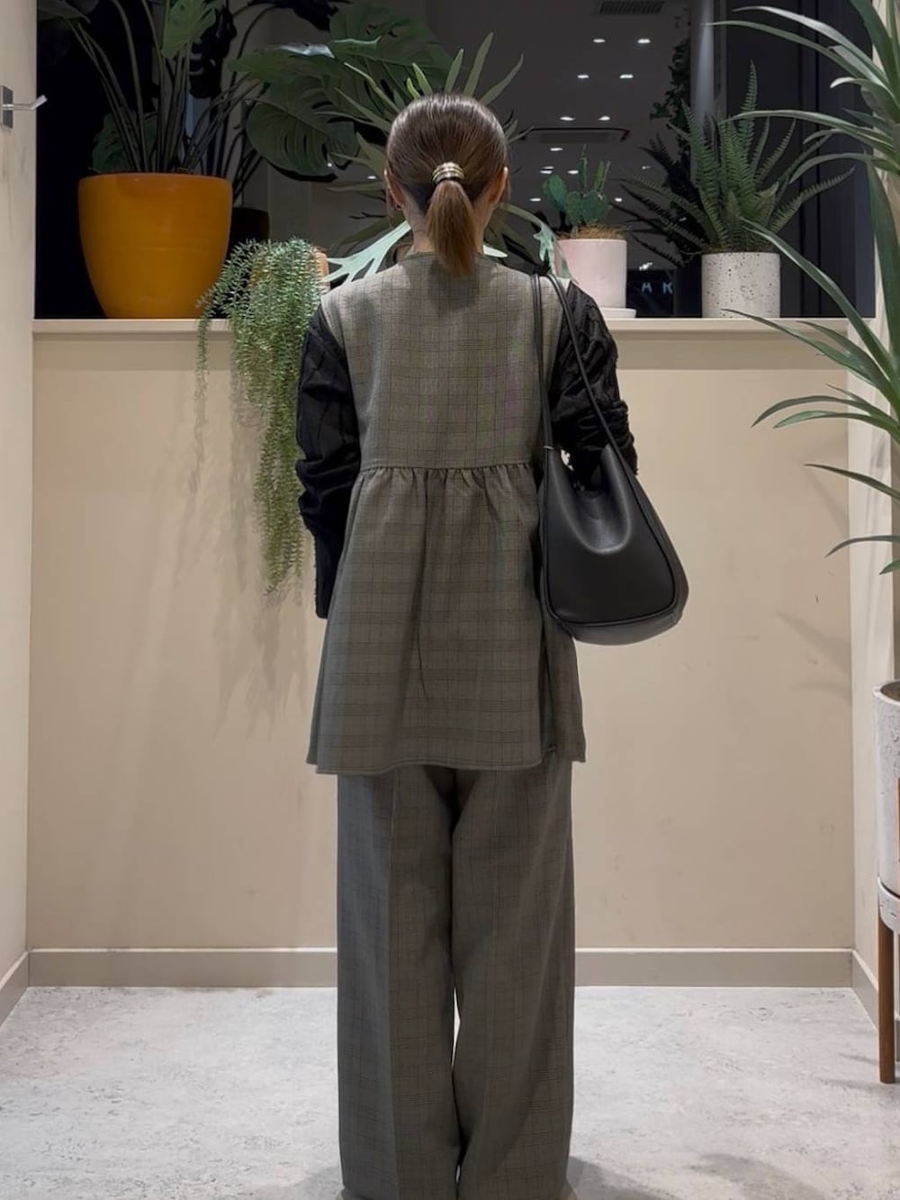 ブラック系のTシャツ/カットソー、その他のベスト、ブラック系のショルダーバッグを着用したレディースの秋コーディネートの3枚目の写真