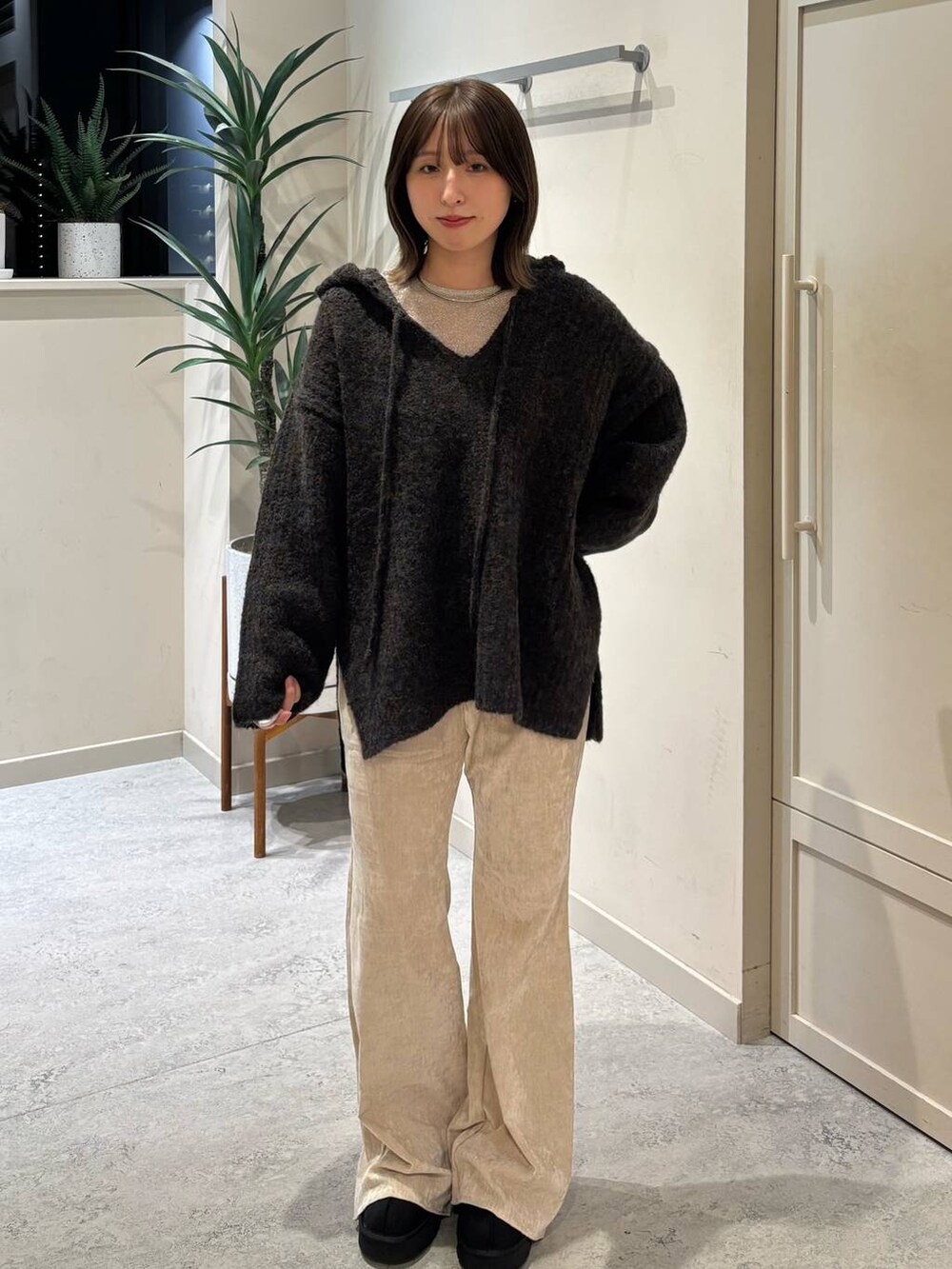 ホワイト系のその他パンツ、グレー系のニット/セーター、ブラック系のその他シューズを着用したレディースの秋コーディネートの2枚目の写真