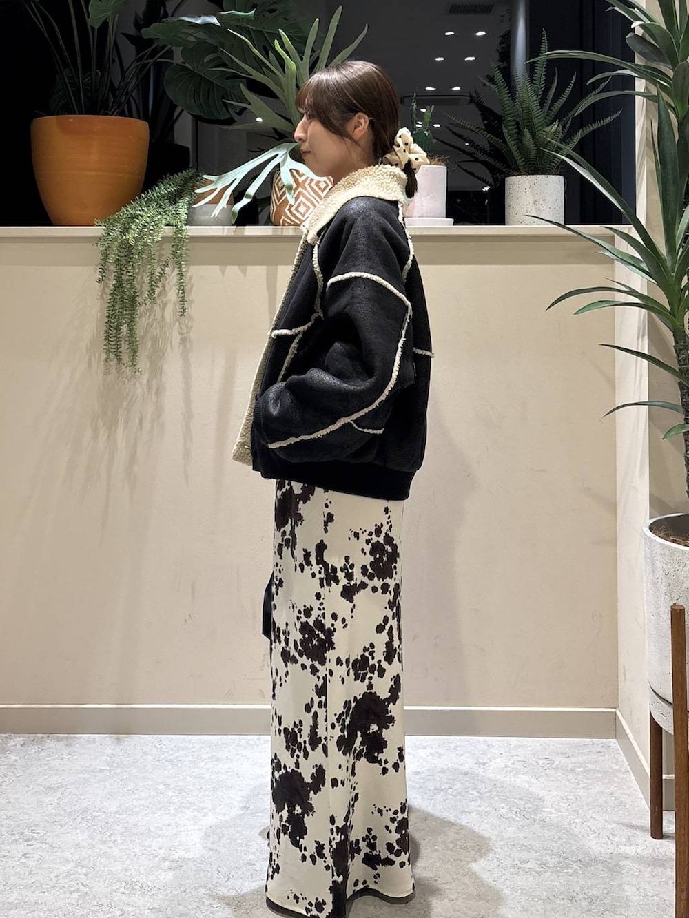 ブラック系のブルゾン、その他のスカート、レッド系のニット/セーターを着用したレディースの冬コーディネートの2枚目の写真