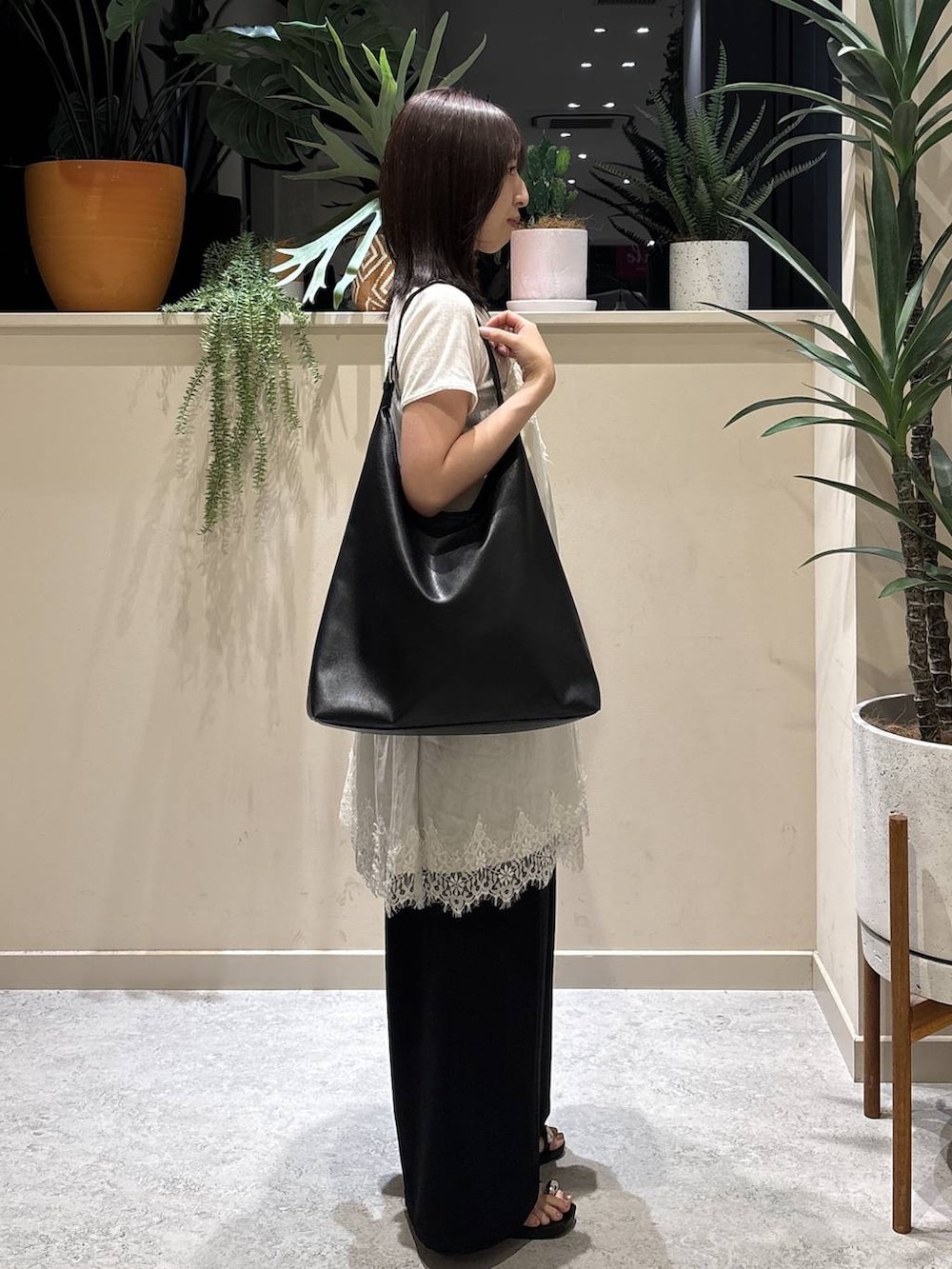 ブラック系のショルダーバッグ、ブラック系のその他パンツ、ブラック系のサンダルを着用したレディースの夏コーディネートの4枚目の写真