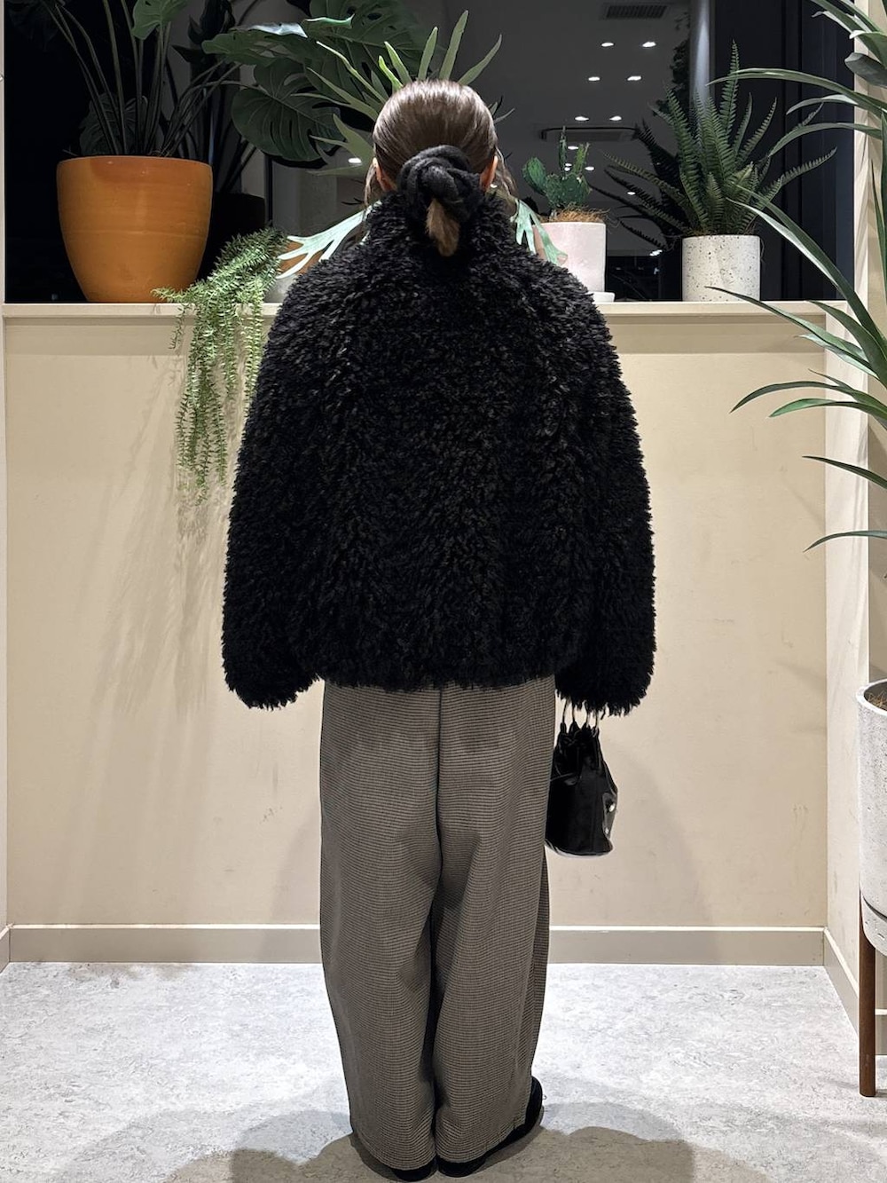 その他のその他パンツ、ブラック系のモカシン/デッキシューズ、ブラック系のハンドバッグを着用したレディースの冬コーディネートの3枚目の写真