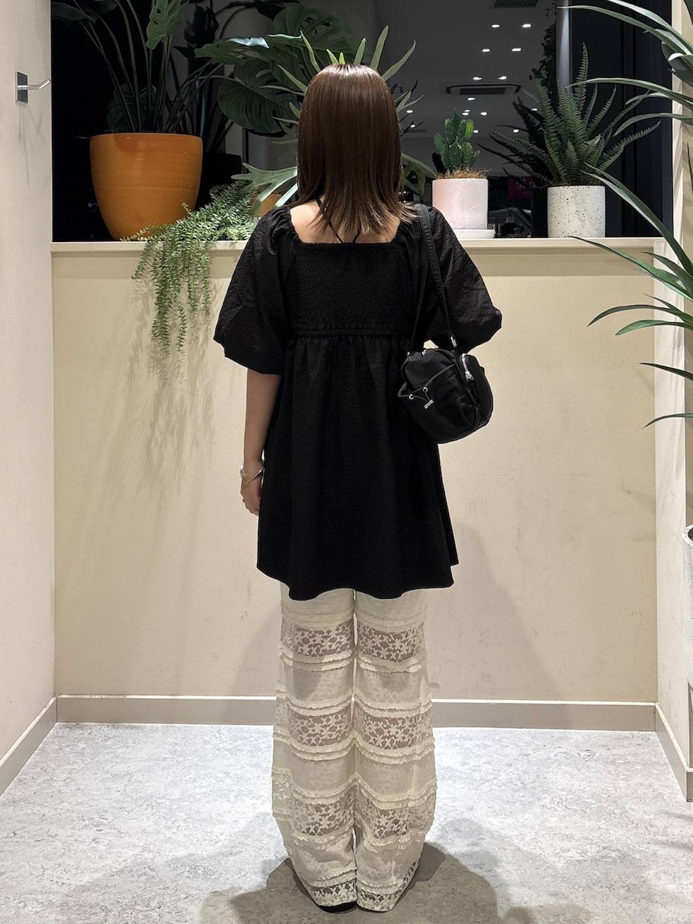 ブラック系のサンダル、ホワイト系のその他パンツ、ブラック系のシャツ/ブラウスを着用したレディースの夏コーディネートの3枚目の写真