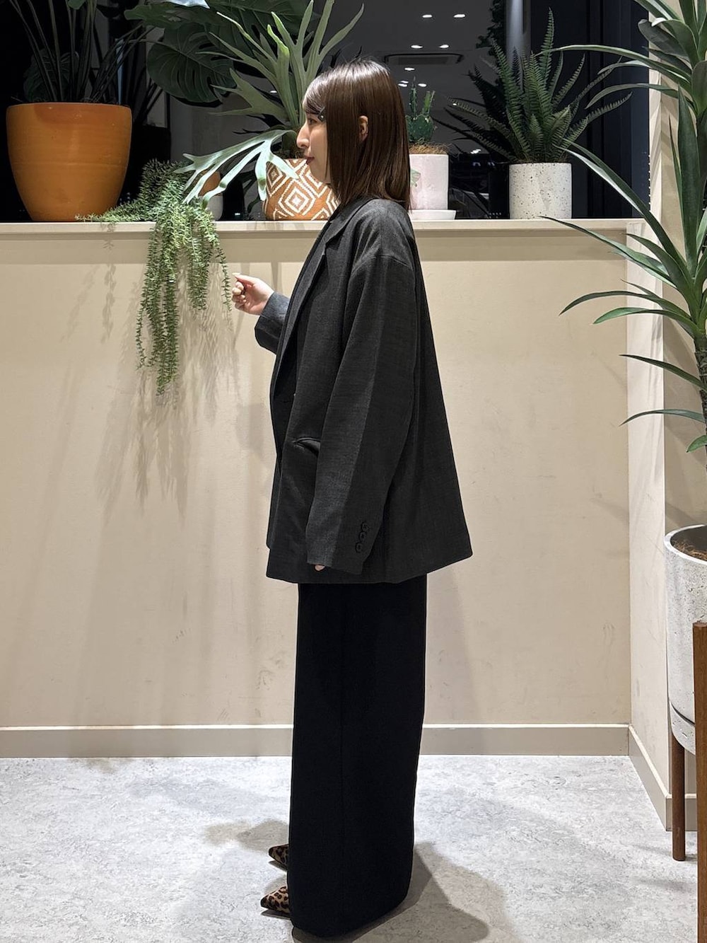 ブラック系のその他パンツ、その他のショルダーバッグ、ホワイト系のTシャツ/カットソーを着用したレディースの冬コーディネートの2枚目の写真