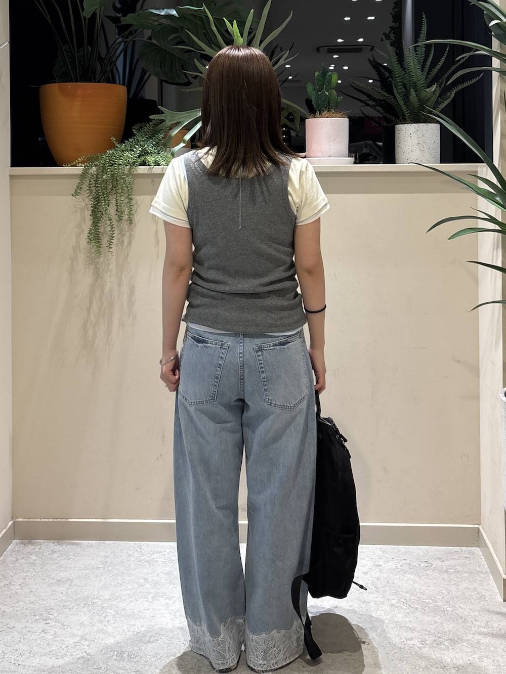 ブルー系のタンクトップ、グレー系のタンクトップ、ブルー系のデニムパンツを着用したレディースの夏コーディネートの3枚目の写真