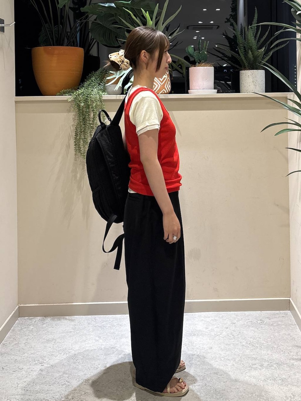 ブラック系のその他パンツ、ホワイト系のサンダル、レッド系のタンクトップを着用したレディースの夏コーディネートの4枚目の写真