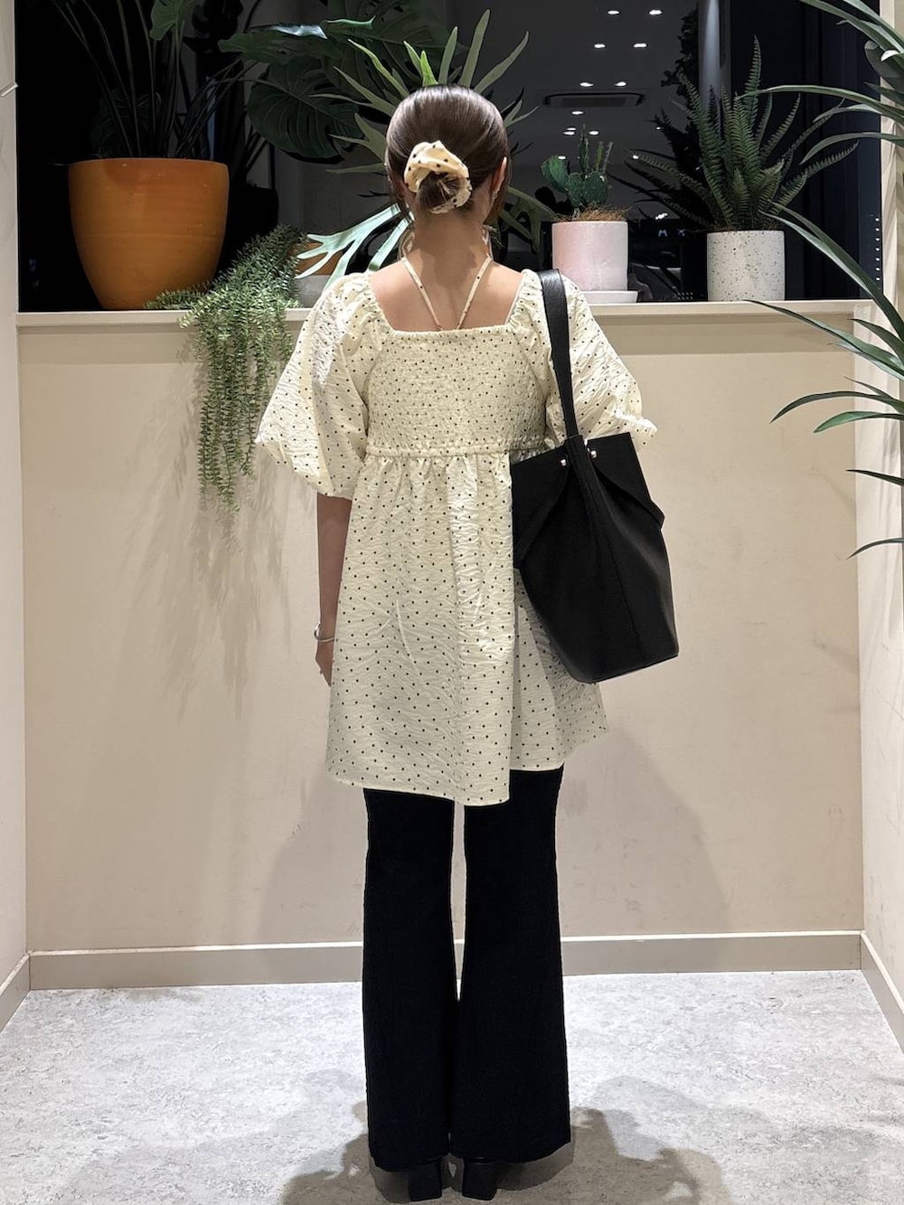 ブラック系のその他パンツ、ブラック系のトートバッグ、その他のシャツ/ブラウスを着用したレディースの夏コーディネートの3枚目の写真