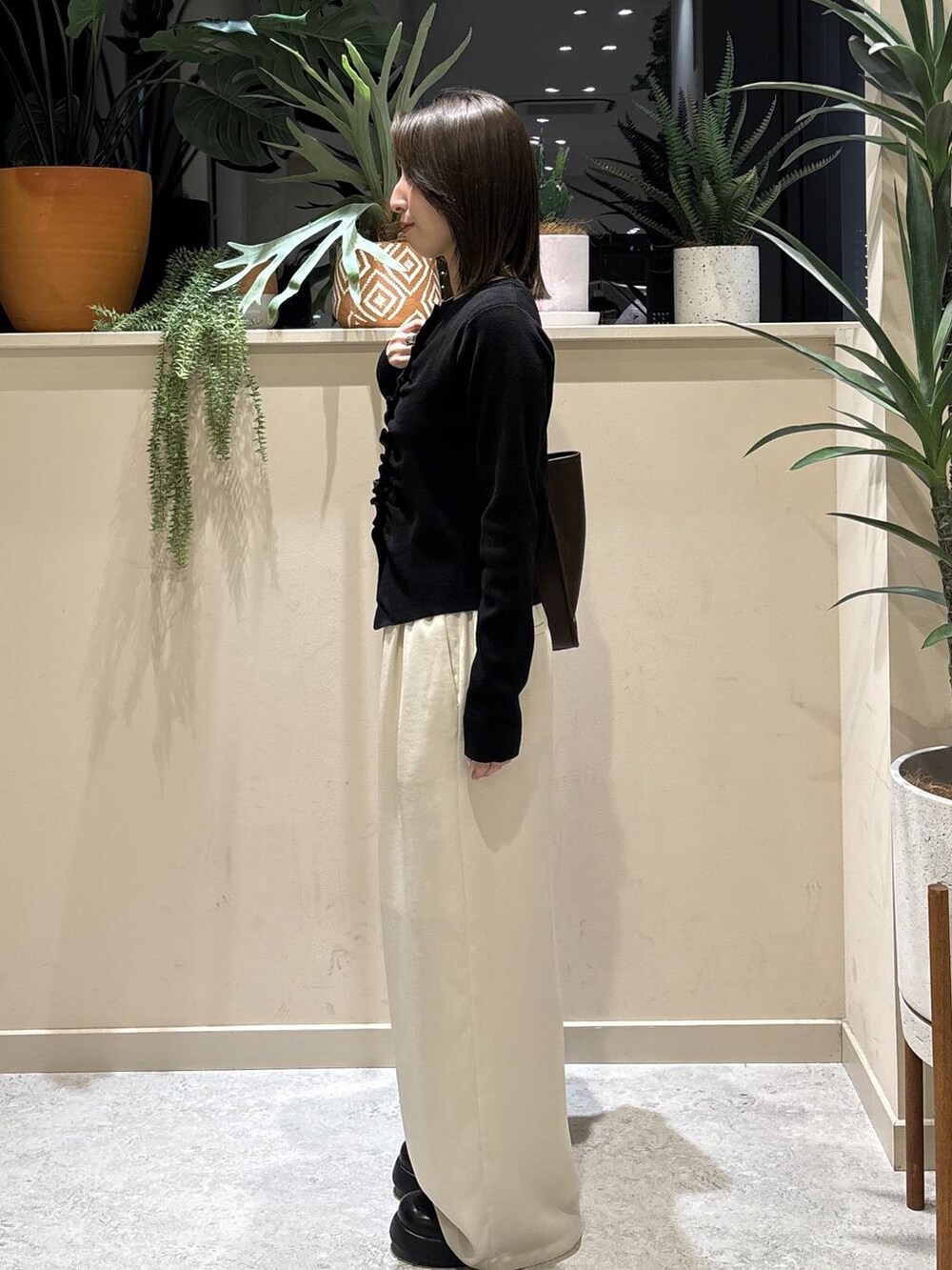 ブラック系のサンダル、ホワイト系のその他パンツ、ブラウン系のトートバッグを着用したレディースの春コーディネートの2枚目の写真