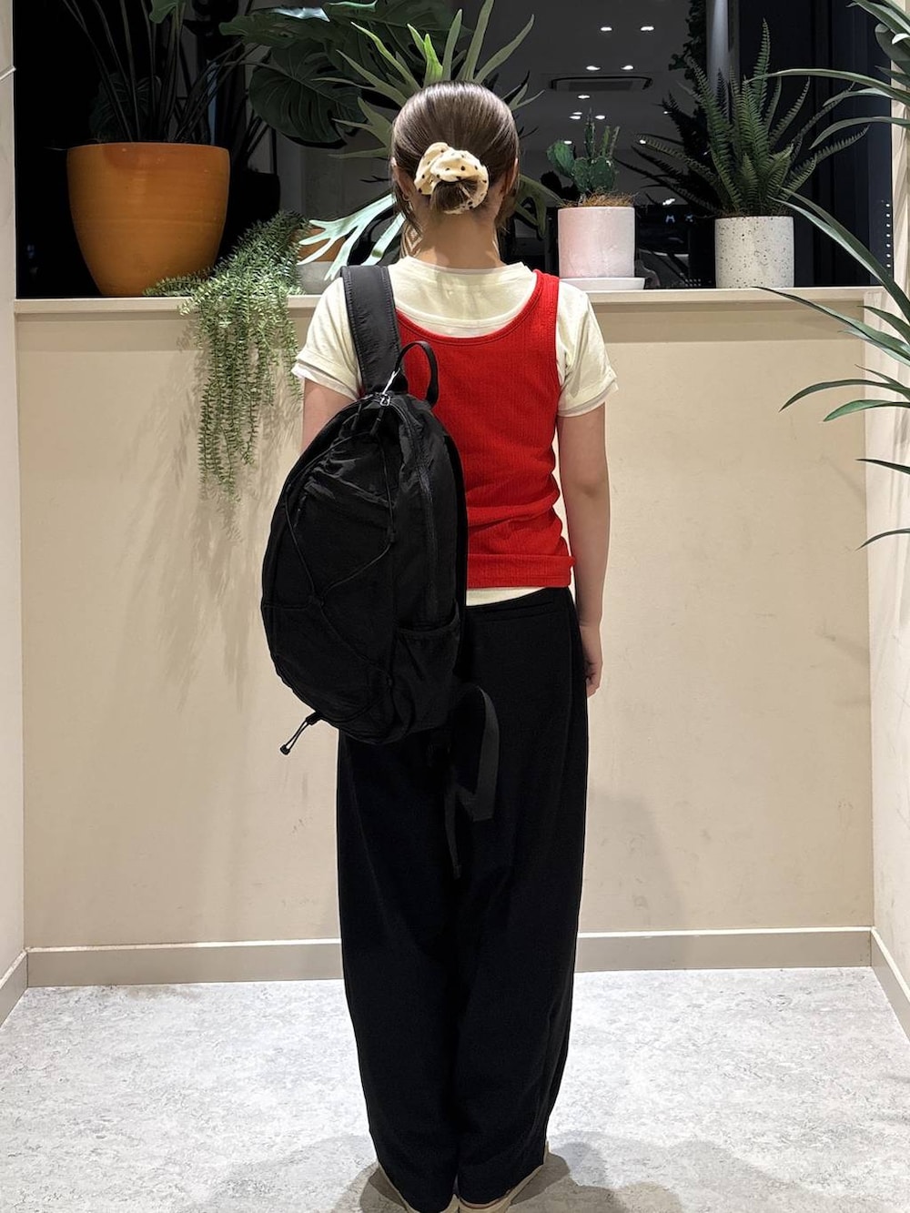 ブラック系のその他パンツ、ホワイト系のサンダル、レッド系のタンクトップを着用したレディースの夏コーディネートの3枚目の写真