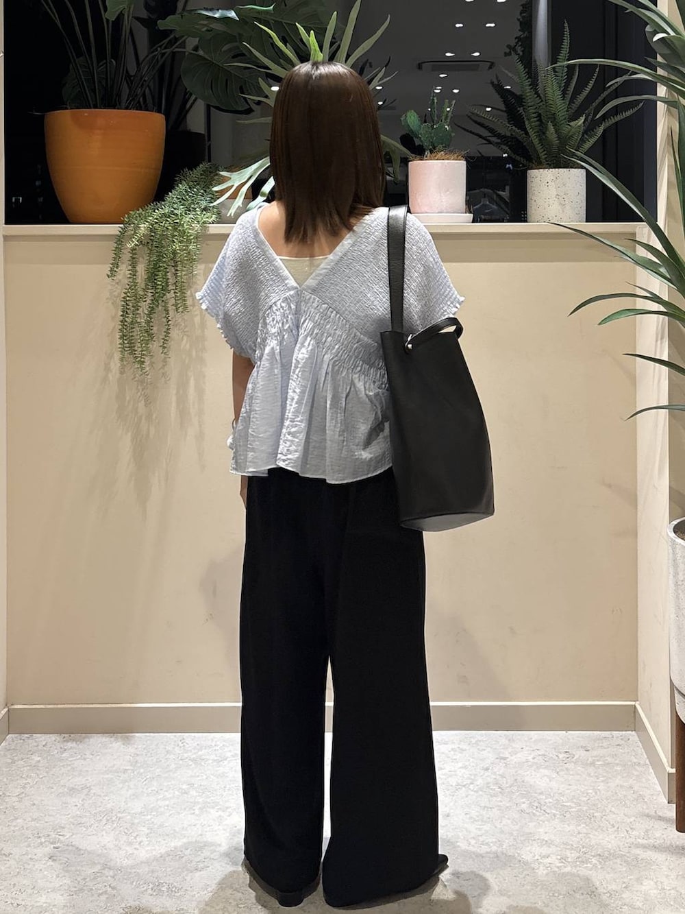 ブラック系のその他パンツ、シルバー系のタンクトップ、ブラック系のトートバッグを着用したレディースの夏コーディネートの3枚目の写真