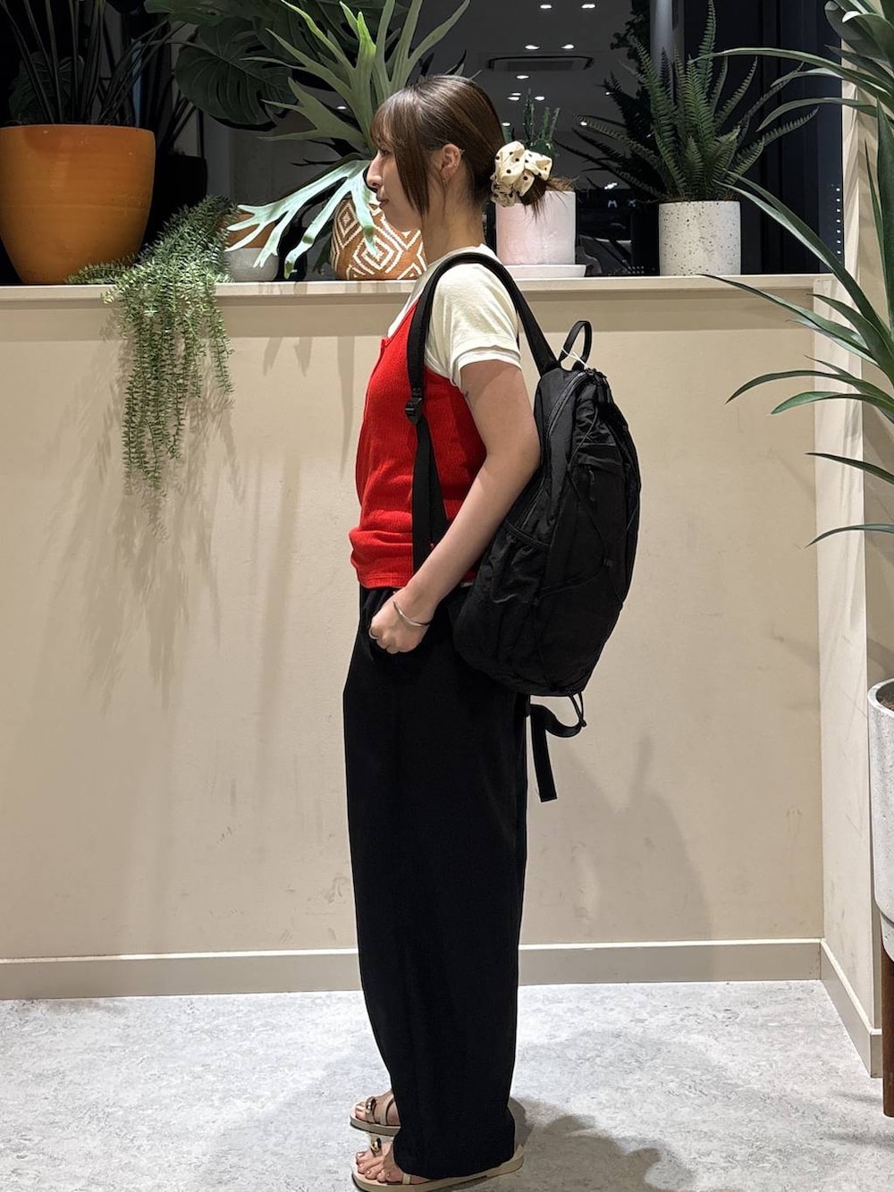 ブラック系のその他パンツ、ホワイト系のサンダル、レッド系のタンクトップを着用したレディースの夏コーディネートの2枚目の写真