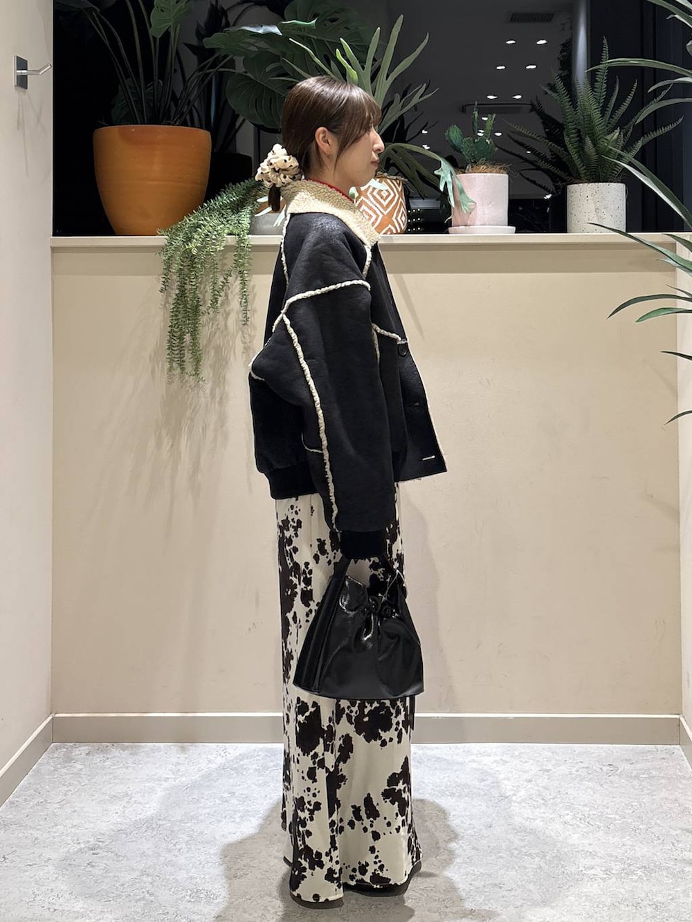 ブラック系のブルゾン、その他のスカート、レッド系のニット/セーターを着用したレディースの冬コーディネートの3枚目の写真