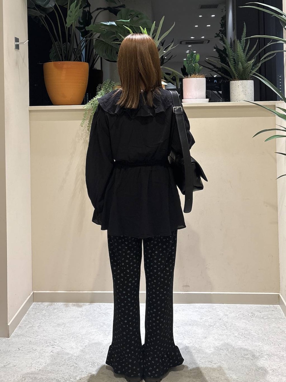 ブラック系のブーツ、ブラック系のショルダーバッグ、ブラック系のその他パンツを着用したレディースの秋コーディネートの3枚目の写真