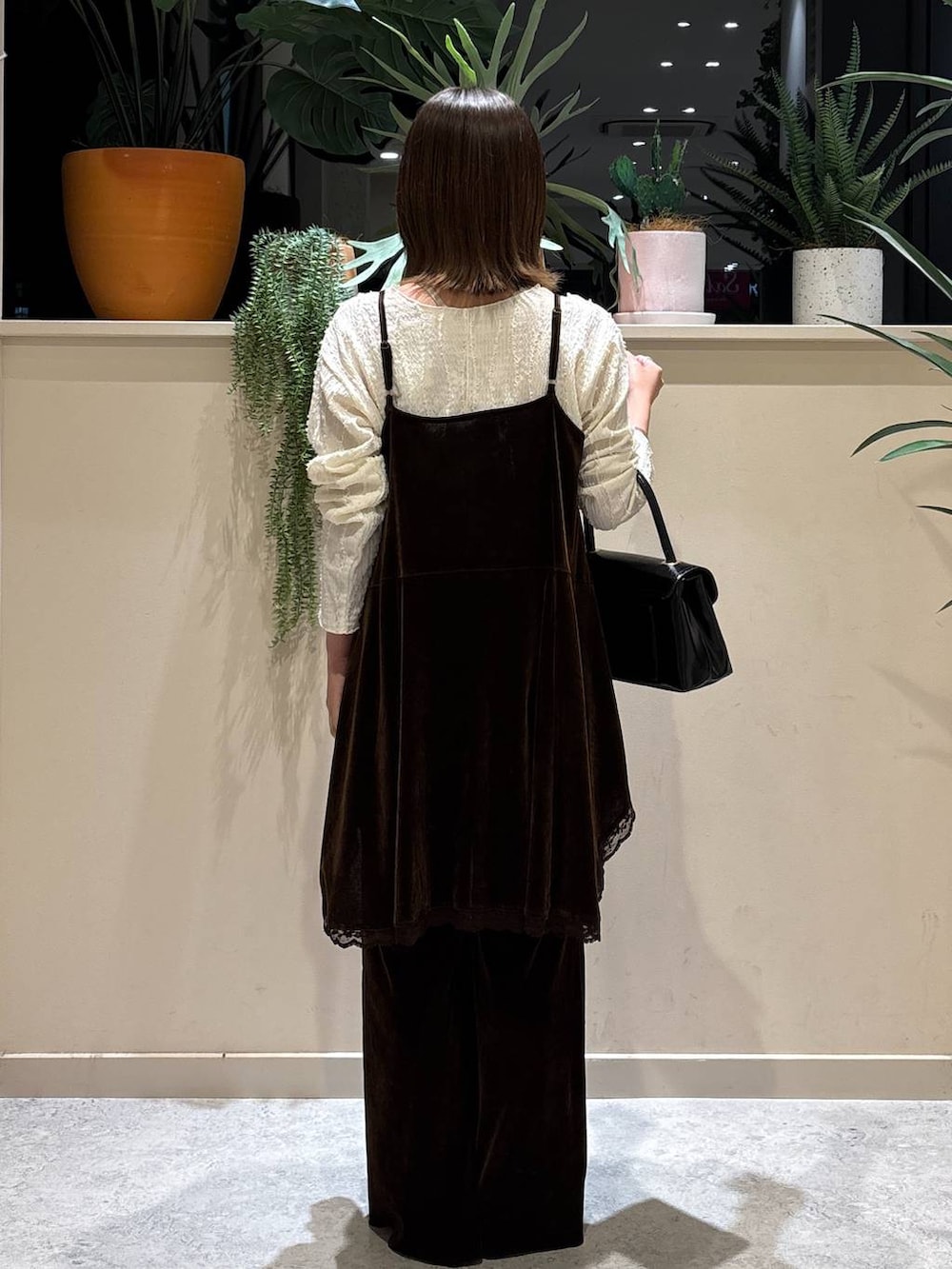 ベージュ系のTシャツ/カットソー、ブラック系のボストンバッグ、ブラウン系のその他パンツを着用したレディースの秋コーディネートの3枚目の写真