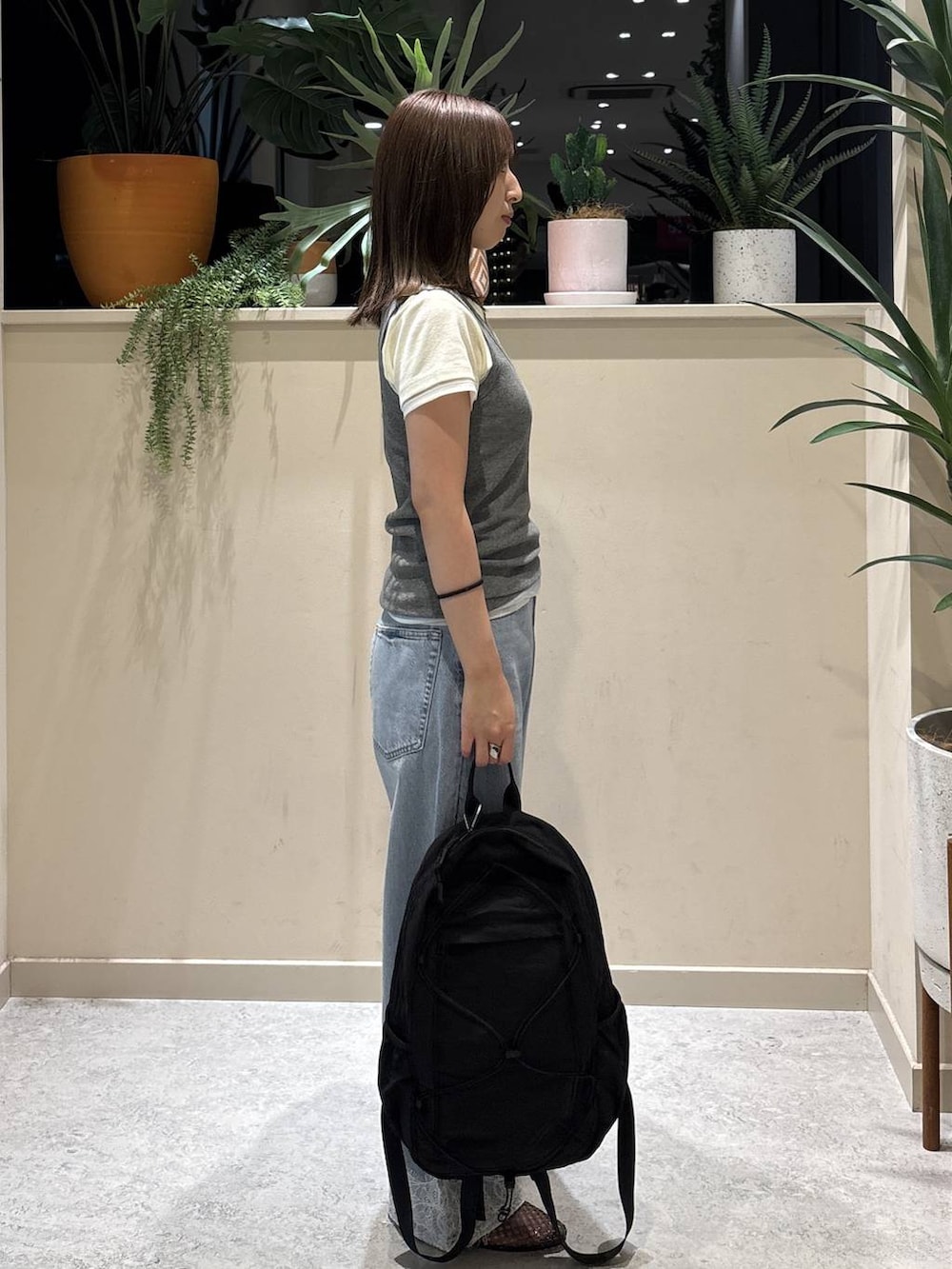 ブルー系のタンクトップ、グレー系のタンクトップ、ブルー系のデニムパンツを着用したレディースの夏コーディネートの4枚目の写真