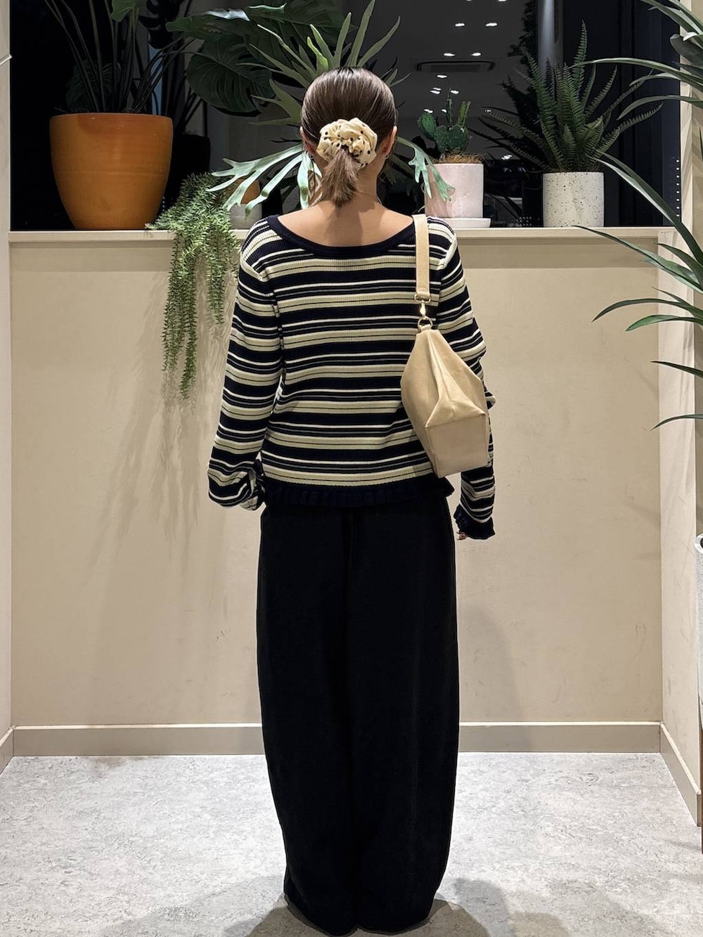 ブラック系のその他パンツ、ベージュ系のショルダーバッグ、ブラック系のパンプスを着用したレディースの冬コーディネートの3枚目の写真